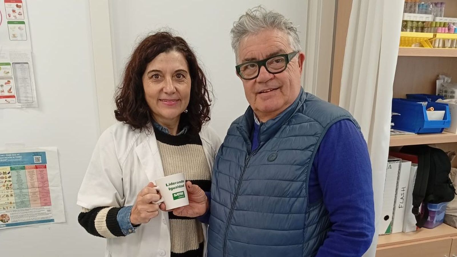 Entrega de las tazas de SATSE.