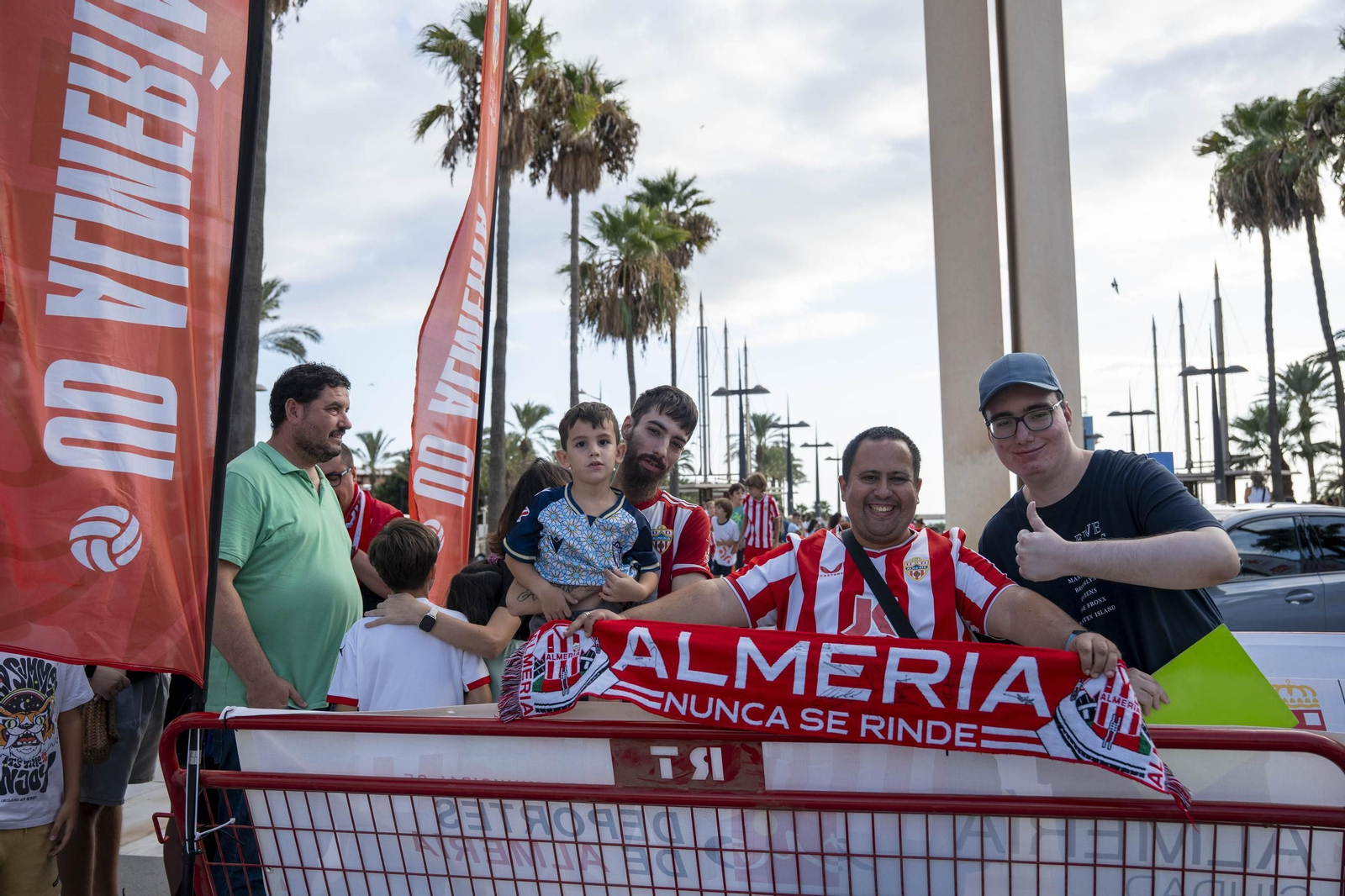 Los jugadores de la UDA Thalys y Andrés firman autógrafos