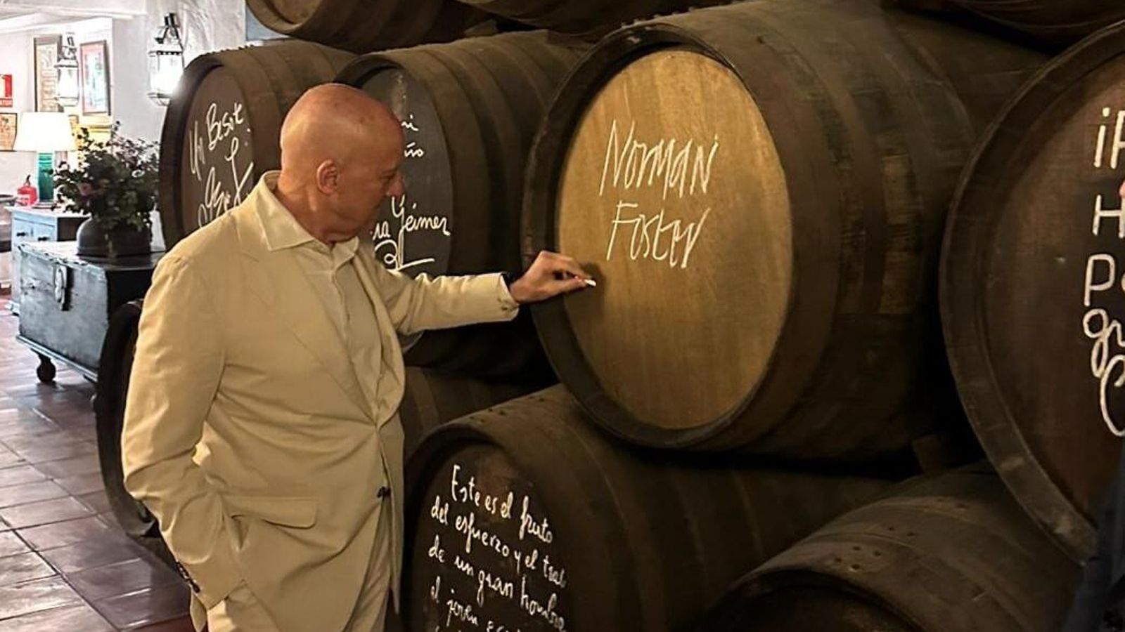 Norman Foster firmando una de las botas de Bodegas Campos Norman Foster firmando una de las botas de Bodegas Campos