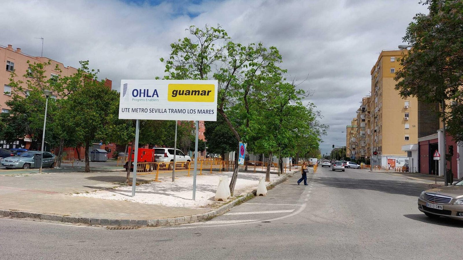 Cartel de obra del Metro de Sevilla en la que será la estación Pino Montano, este mes.