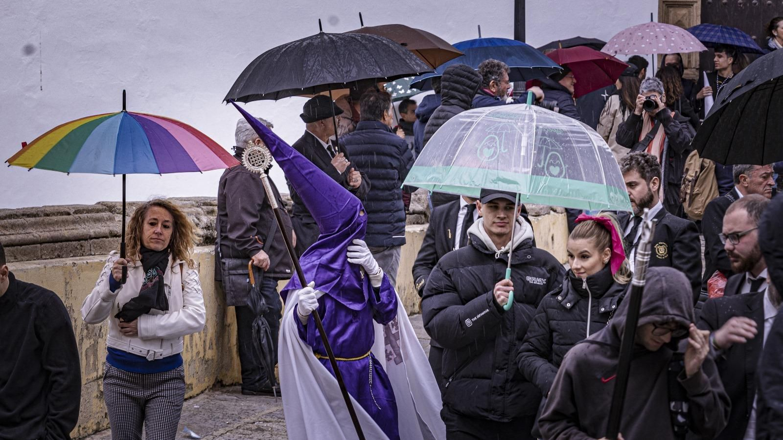 Muchos paraguas en la calle durante la Semana Santa 2024 en Cádiz.