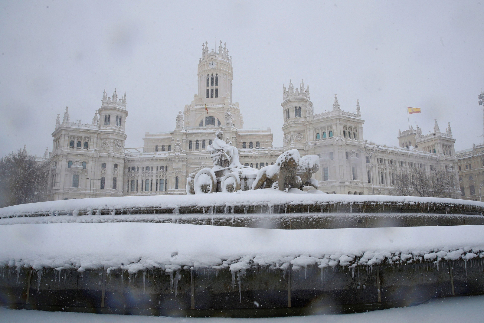 El segundo día del temporal 'Filomena' en imágenes: más nieve y caos