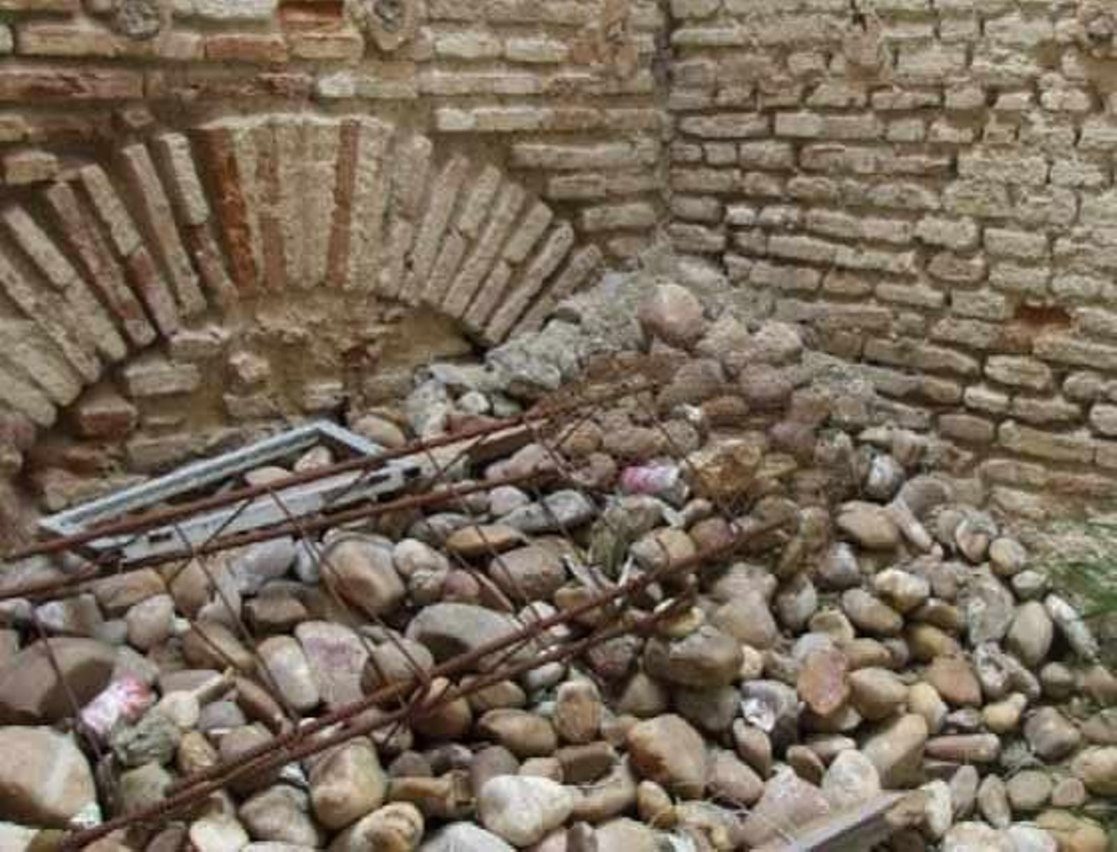 Piedras apiladas junto a una pared.