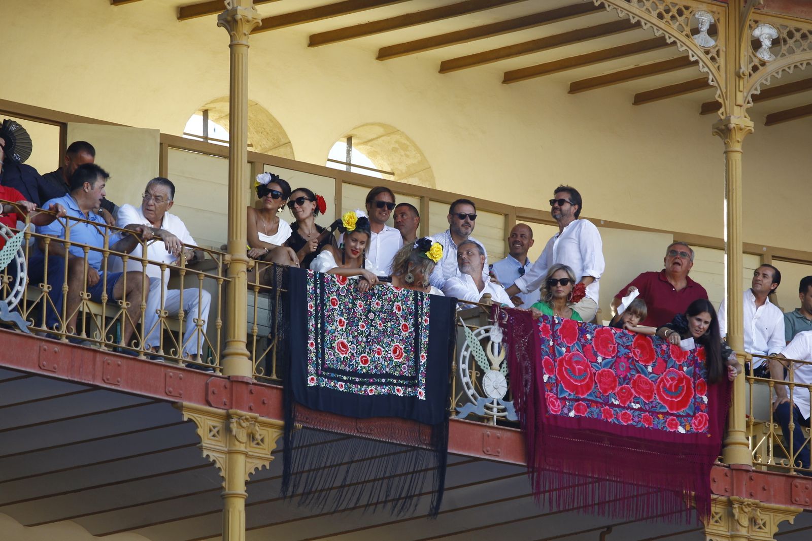 Imágenes del 'ambiente' en la corrida de toros de la Feria de Almería, con los diestros Morante de la Puebla, El Juli y Tomás Rufo