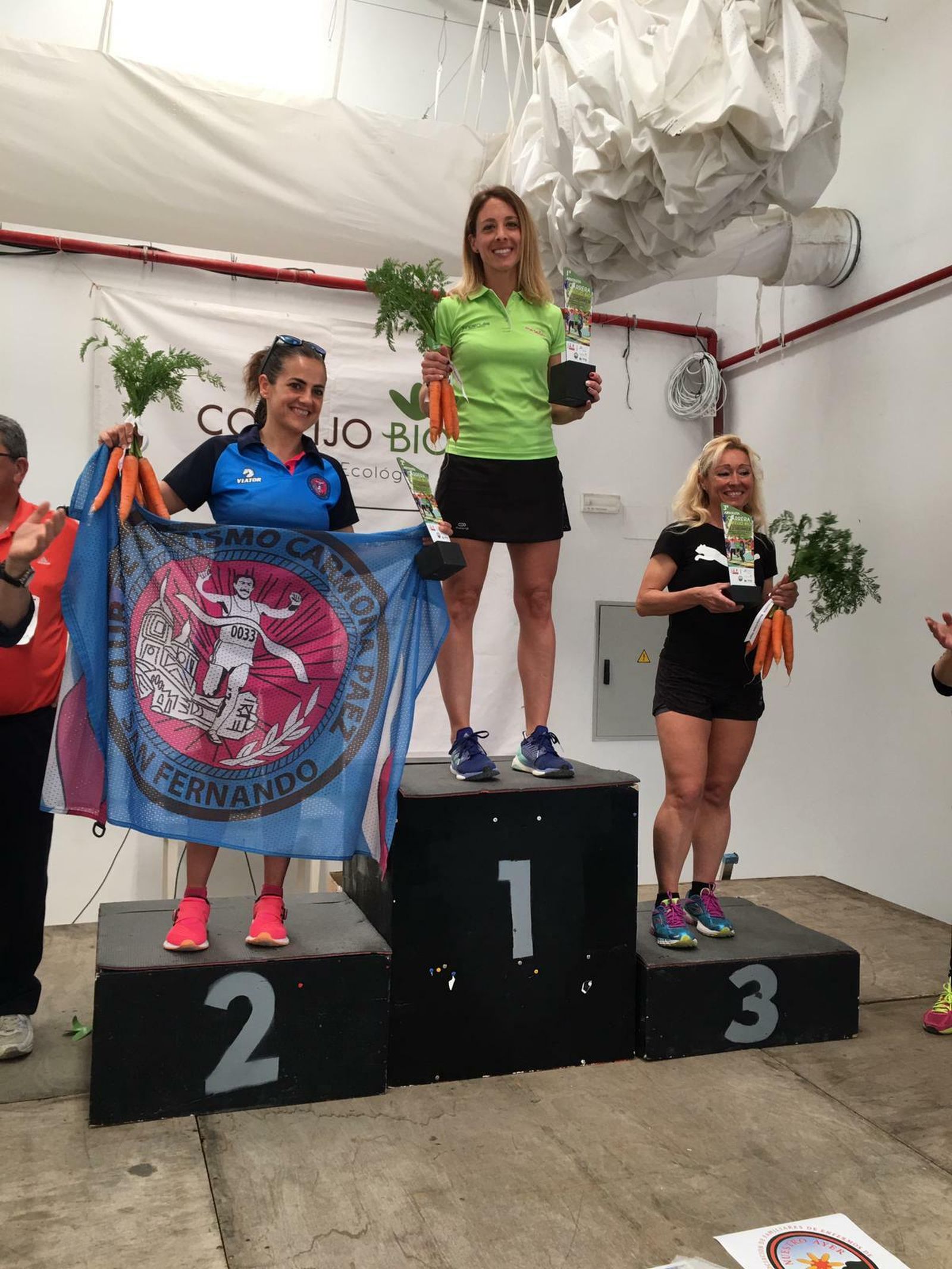 Rebeca González, del Maratón Jerez, en lo alto del podio.