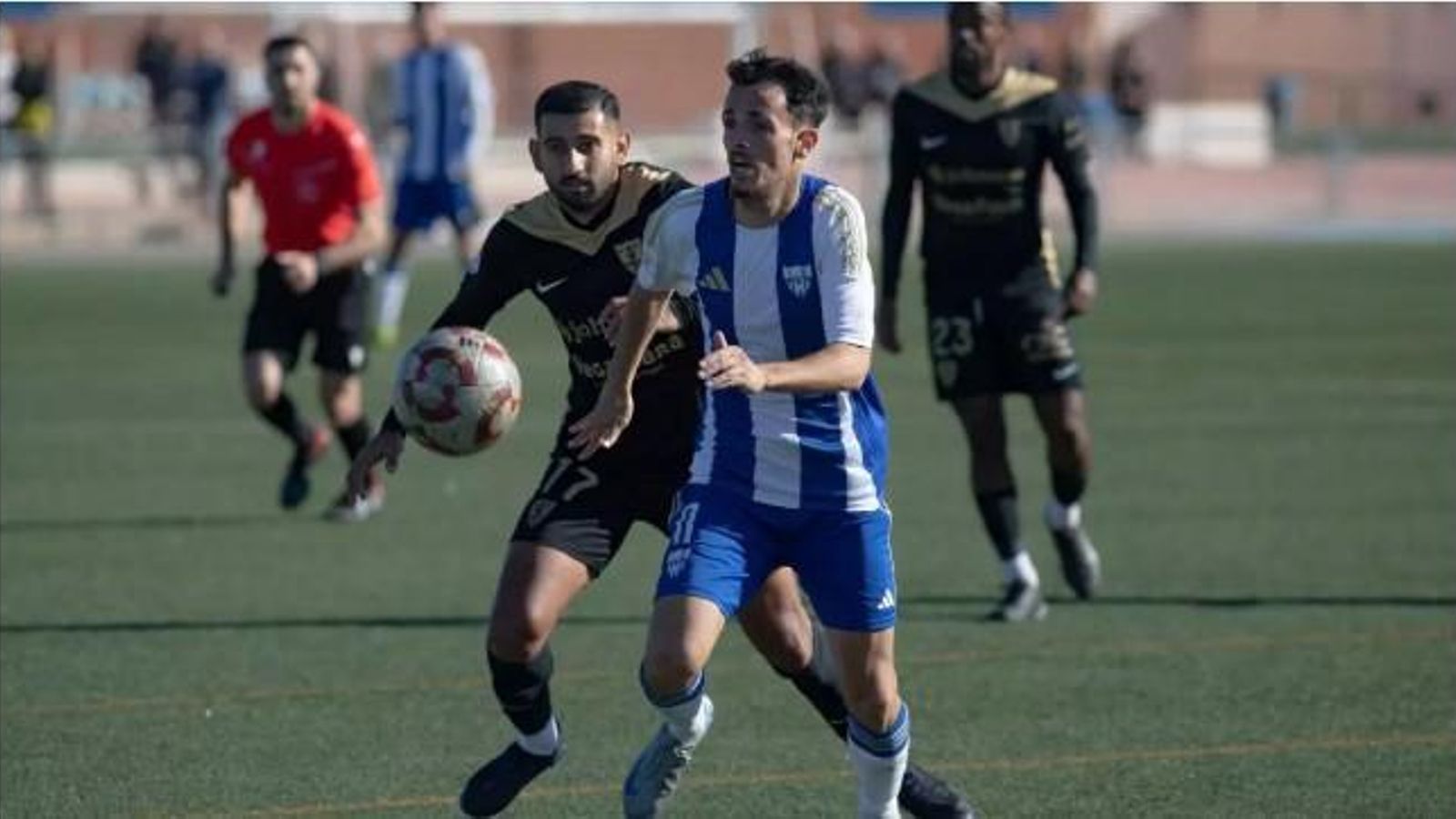 Pedrosa conduce el balón ante la presión de un jugador del Orihuela