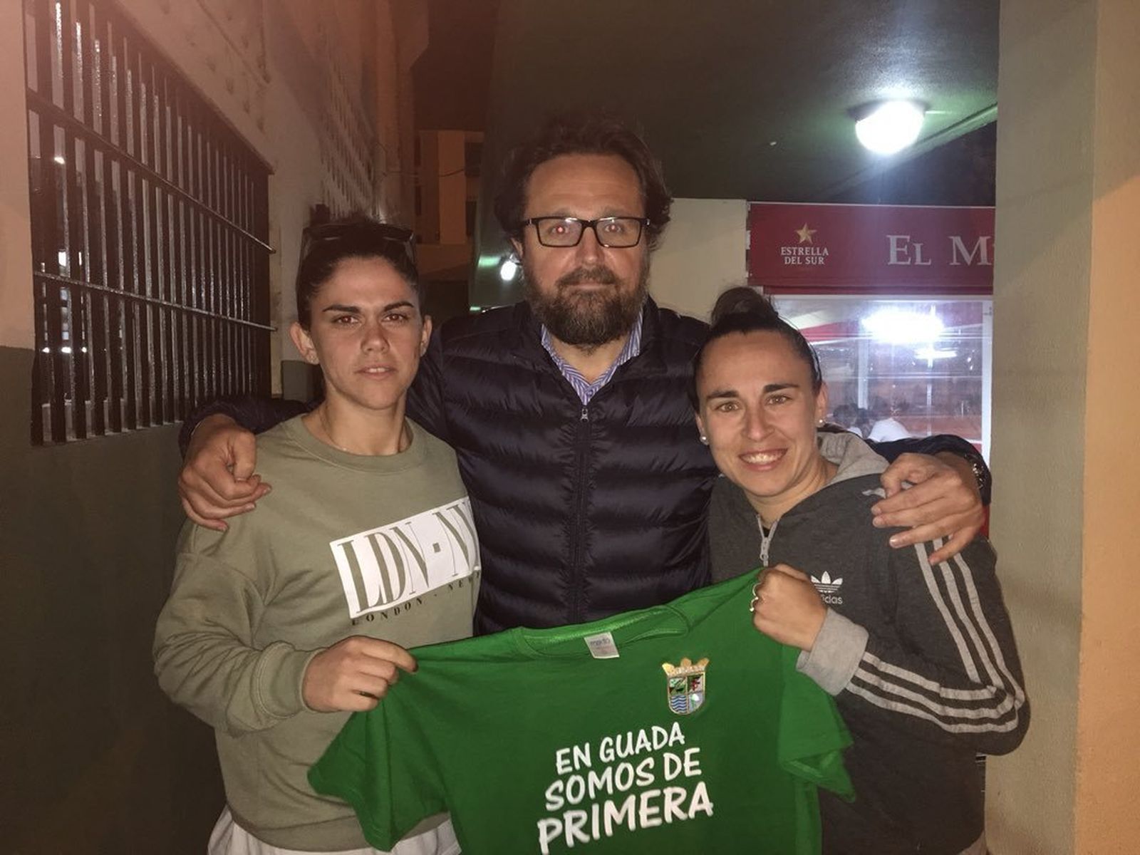 Andrés Sánchez, junto a Lorena, que vuelve tras su larga lesión, y Desi.