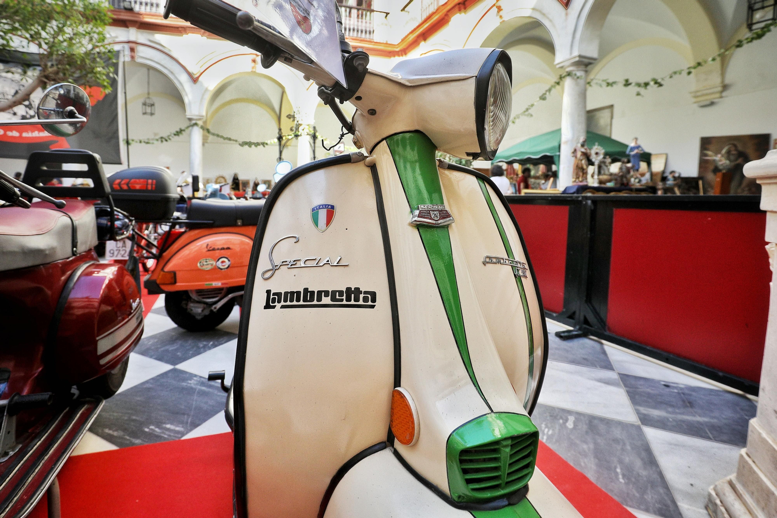 Las imágenes del Mercado de Antigüedades y Coleccionismo en el convento de Santo Domingo