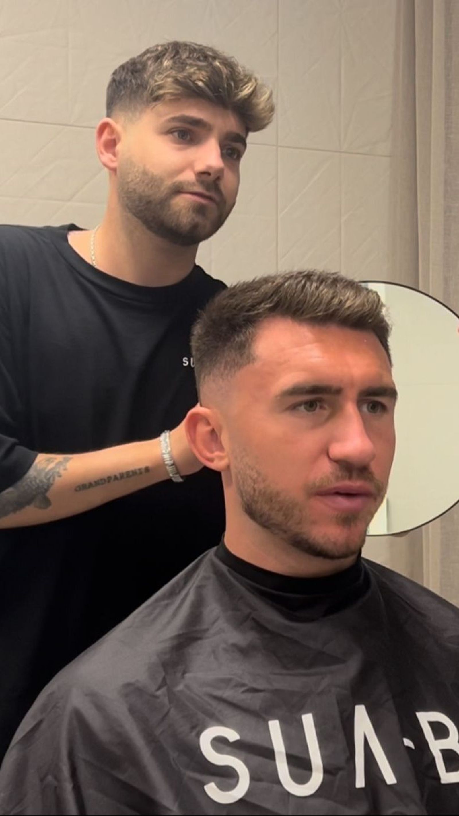 Javi López le corta el pelo a Laporte