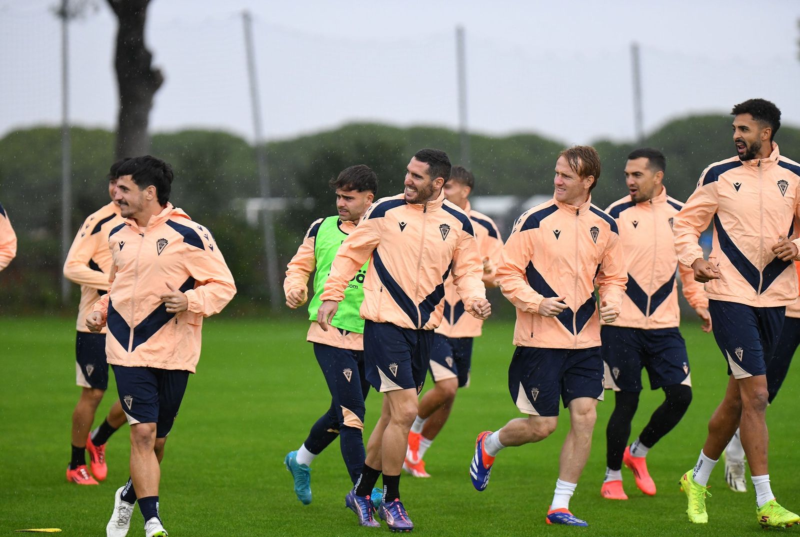 Jugadores del Cádiz en un reciente entrenamiento en El Rosal.