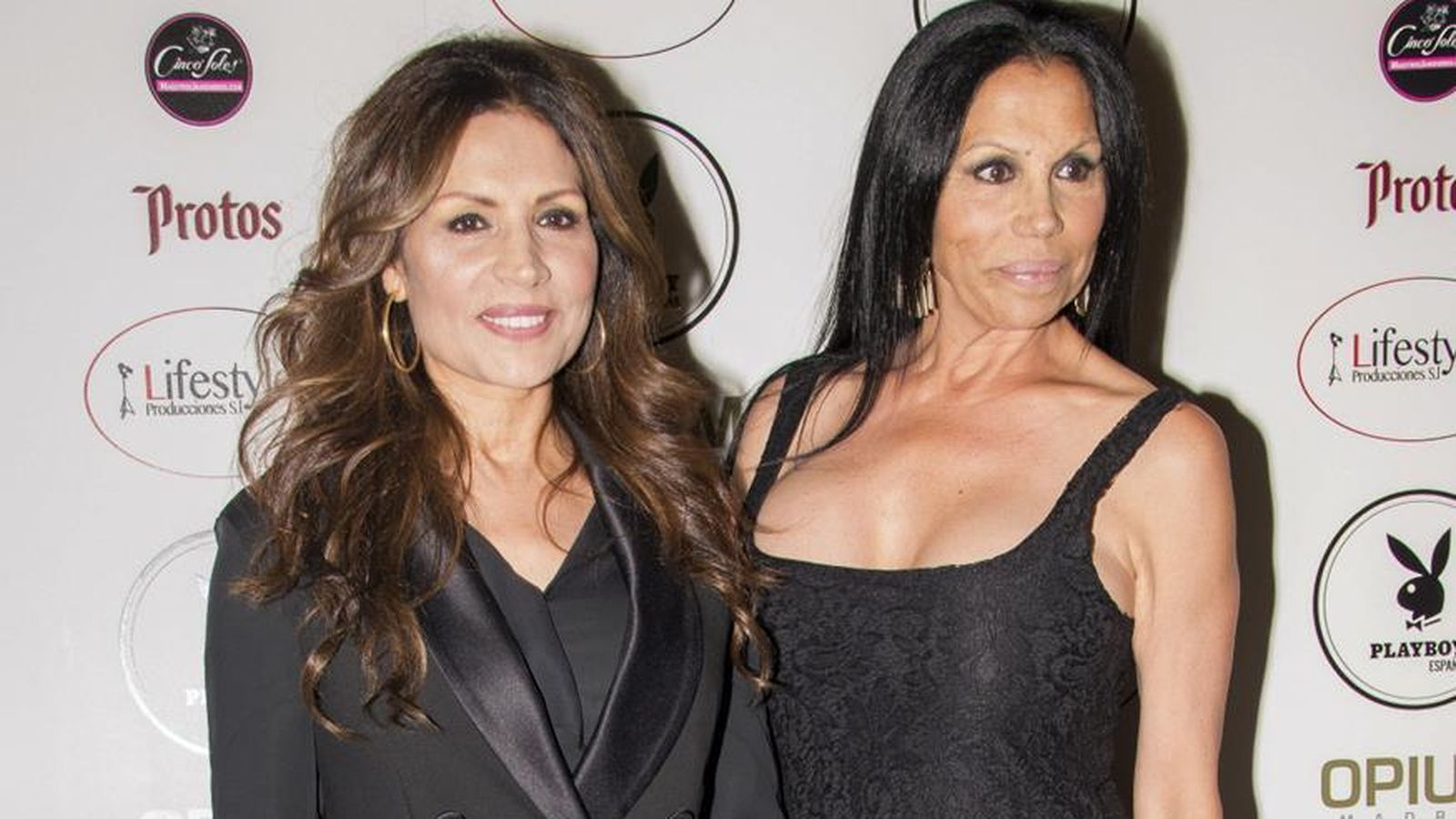 Toñi con Encarna, la otra mitad de Azúcar Moreno.