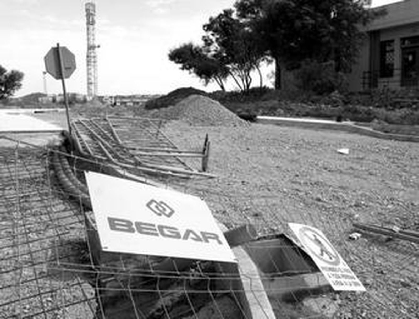 Un cartel con el nombre de la empresa en los trabajos previos del Materno Infantil, ayer.