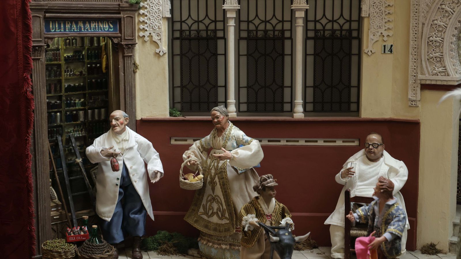 Recreación del ultramarinos El Reloj, donde trabajó el primer Trifón. A la derecha, El Pali.