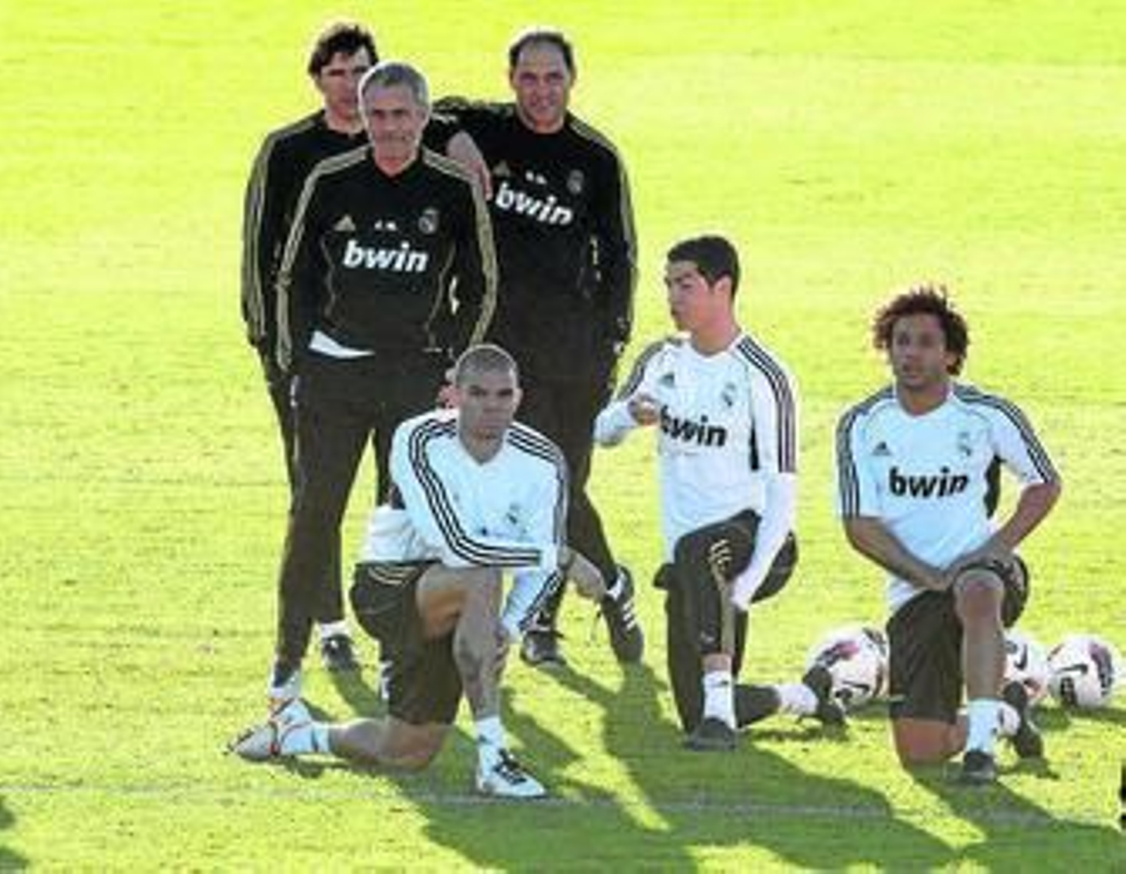 Mourinho, su cuerpo técnico y jugadores, ayer.
