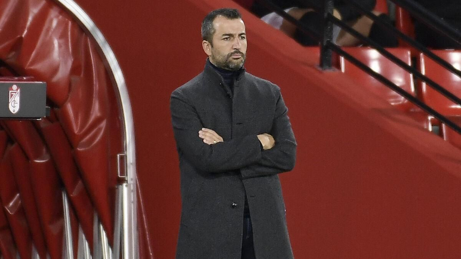 Diego Martínez observa el partido desde la banda