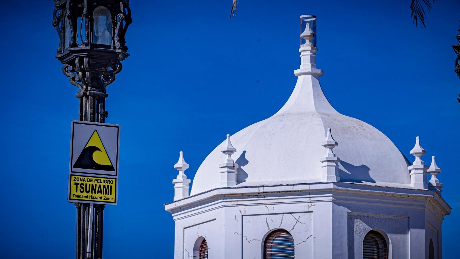 Cartelería de aviso de tsunami ya instalada en Cádiz