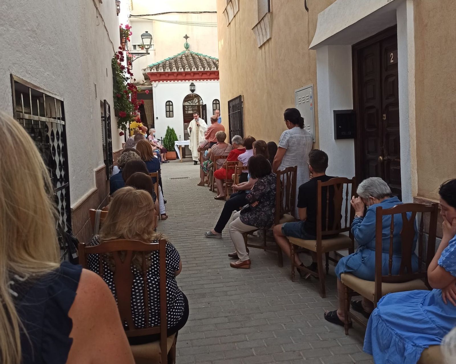 Imagen del rezo del rosario en la calle de la Ermita de Otura