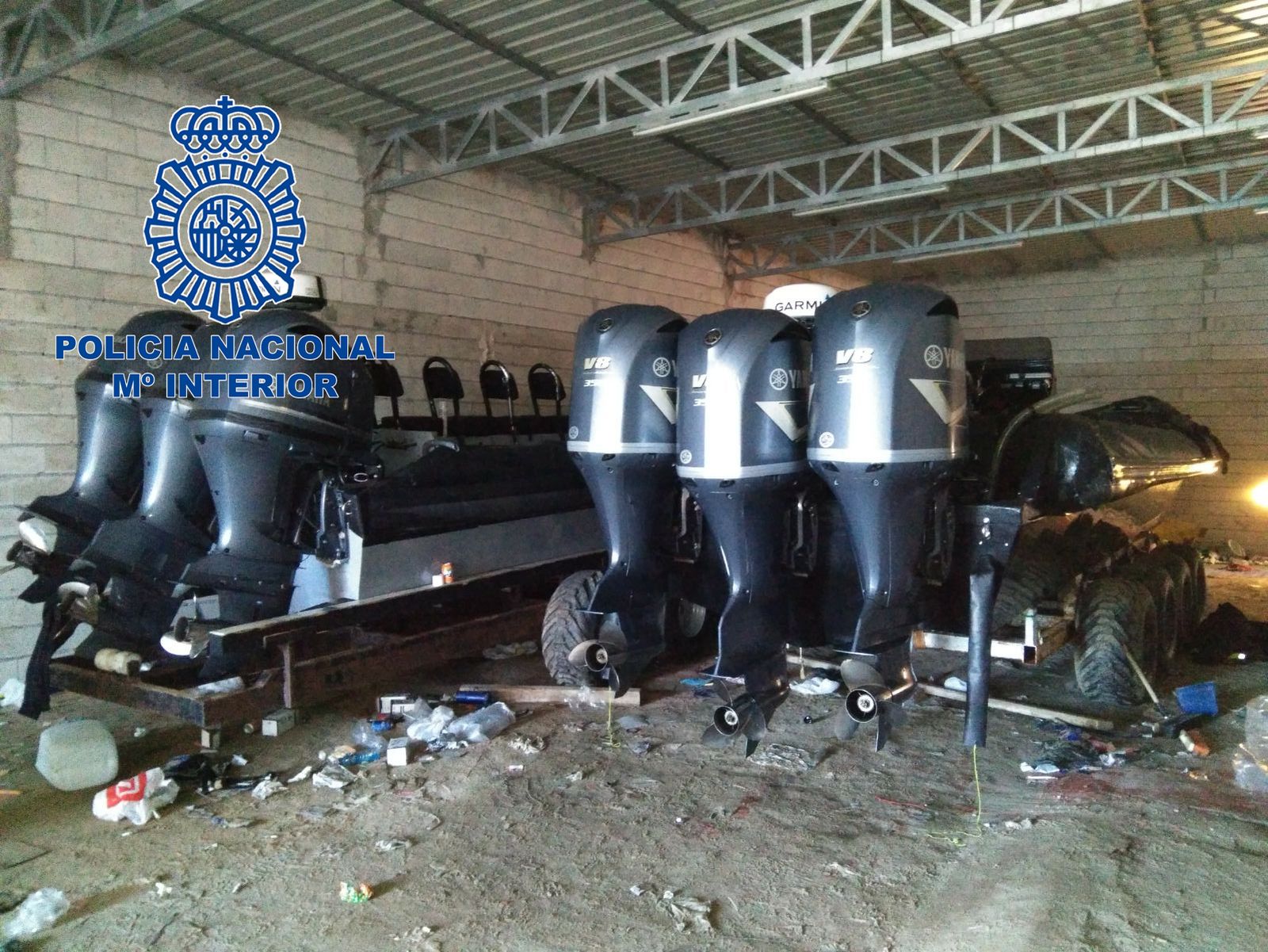 Imagen de dos de las fuera borda intervenidas por la Policía en La Línea.