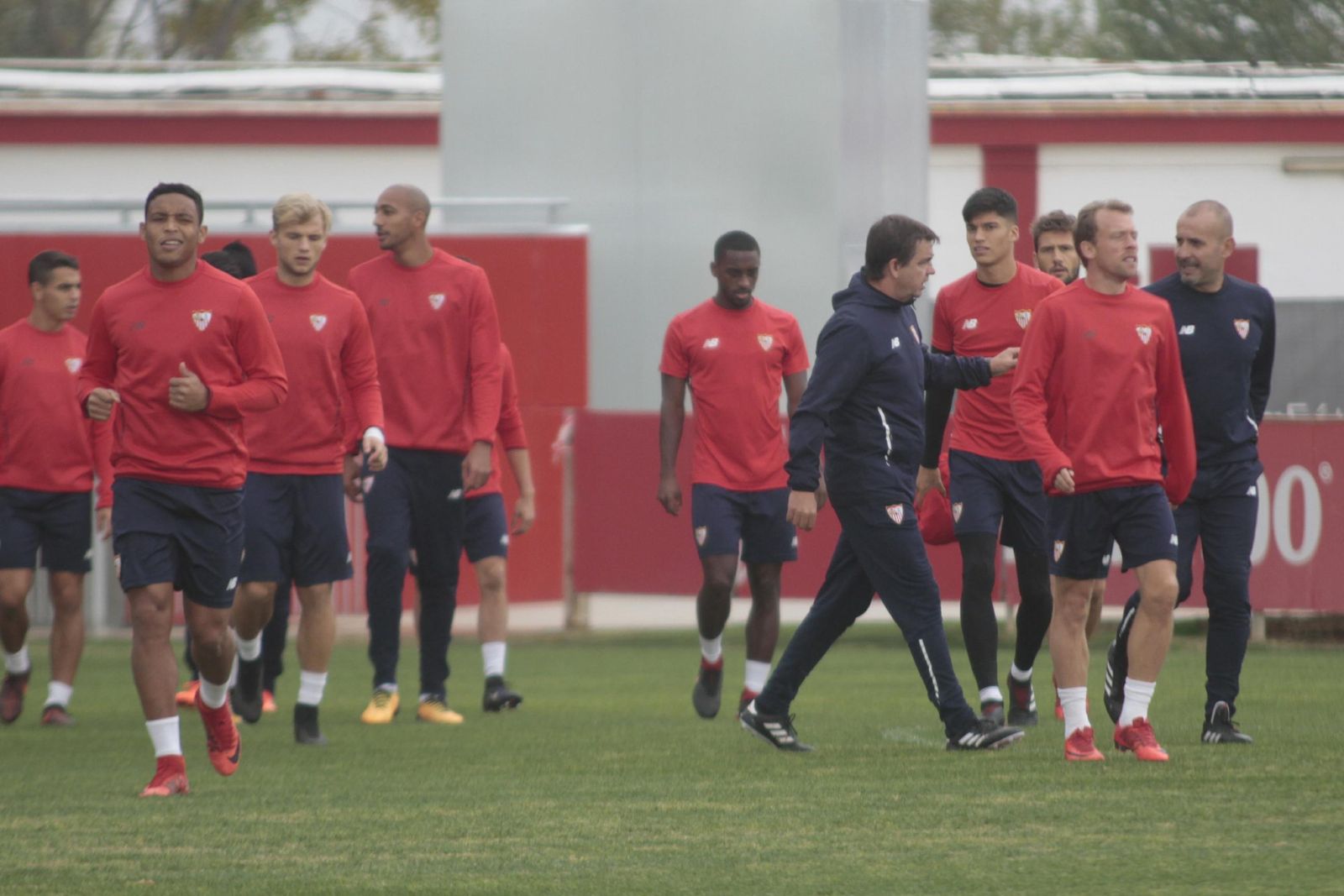 Ernesto Marcucci, al frrente de la plantilla sevillista en el entrenamiento matinal de ayer en la ciudad deportiva.
