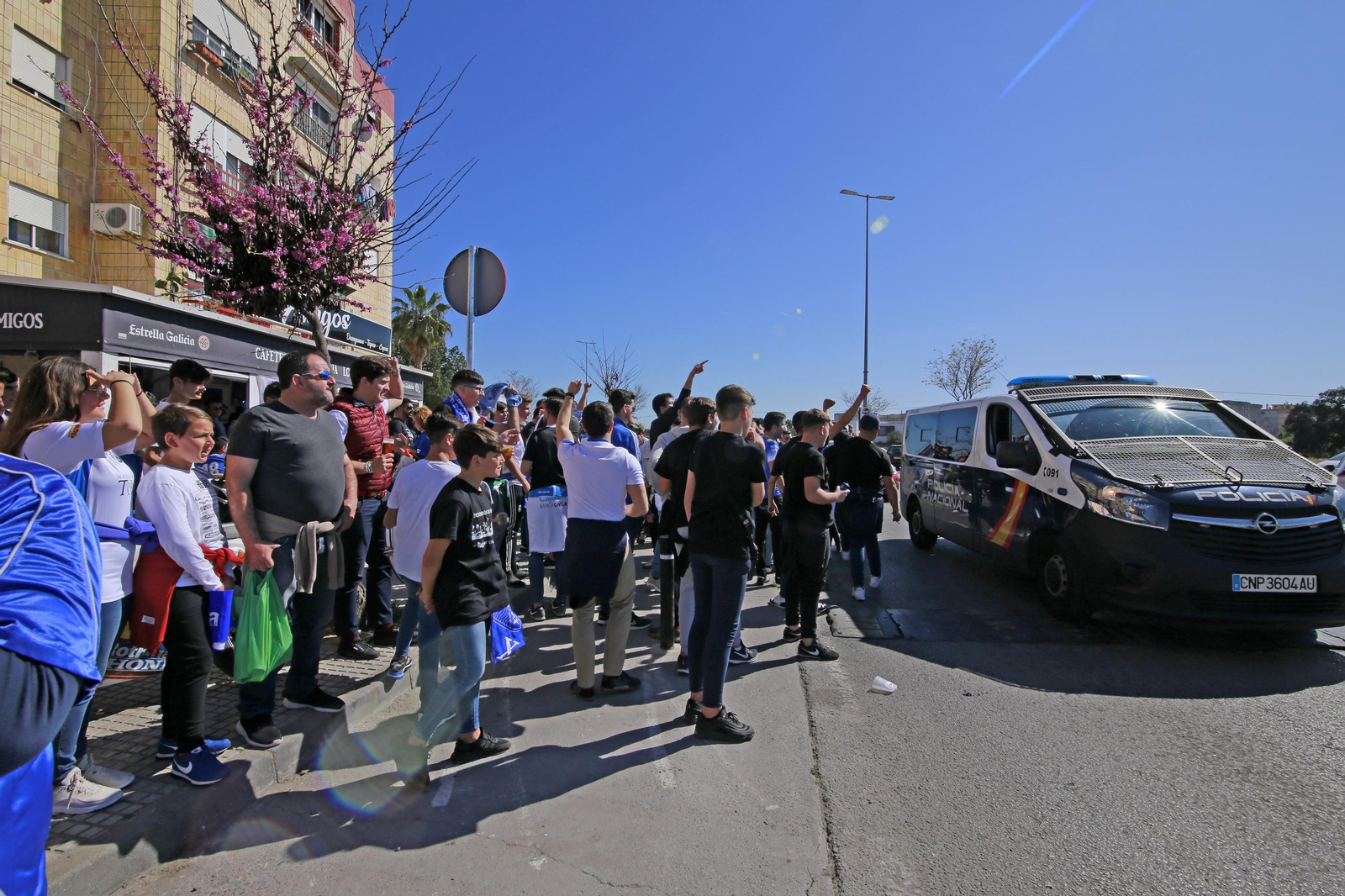 Recibimiento de la afición antes del derbi