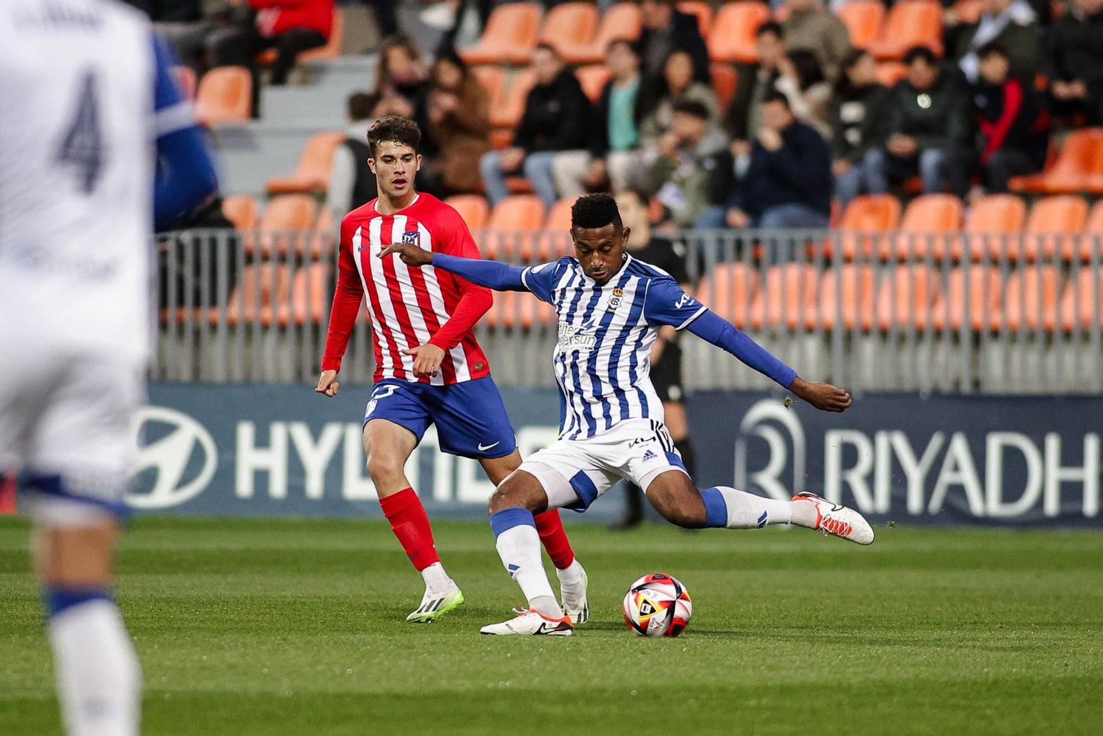 Josiel Núñez se dispone a lanzar el balón.