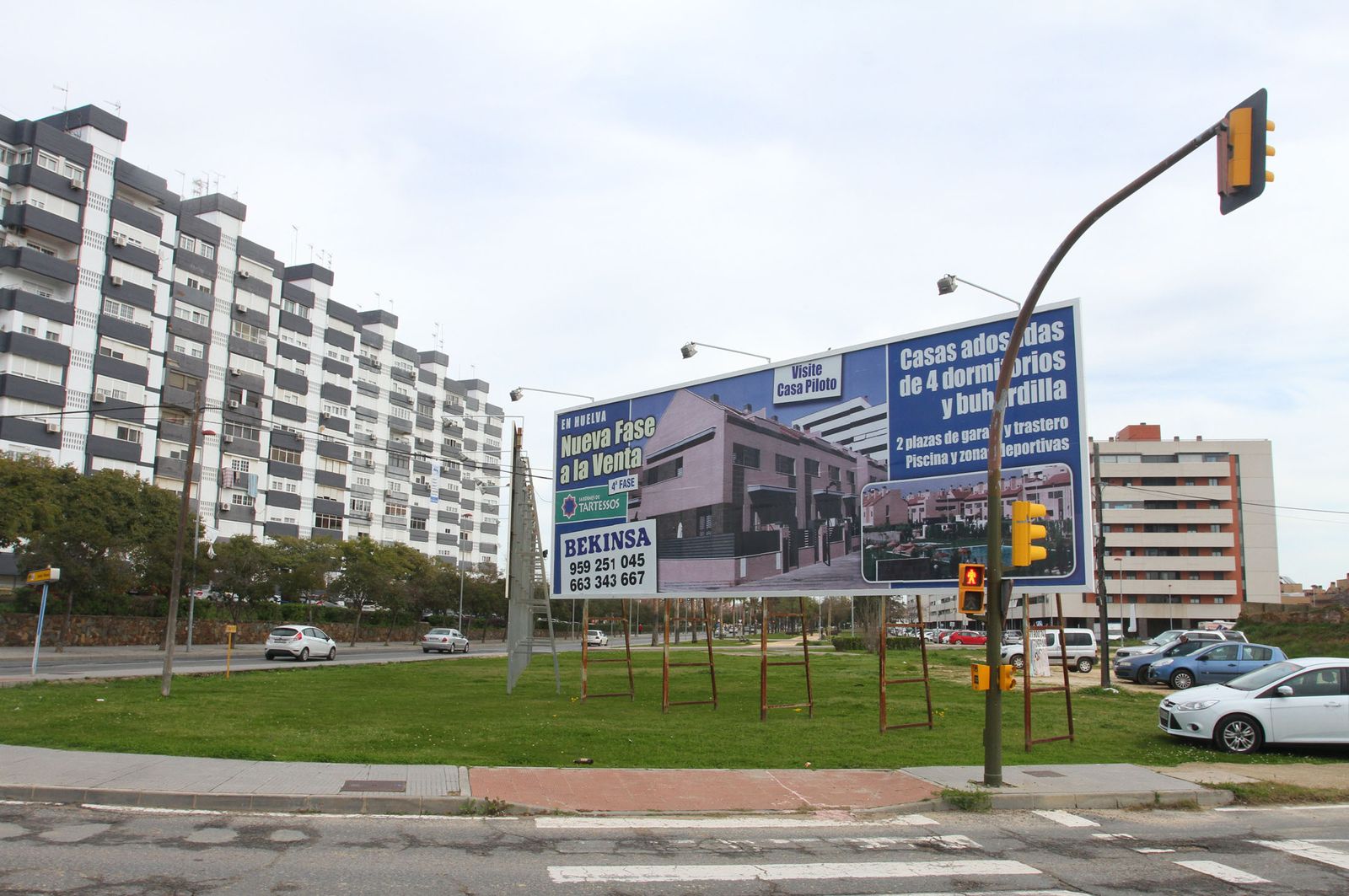 Carteles con ofertas de nuevas viviendas en la capital onubense.