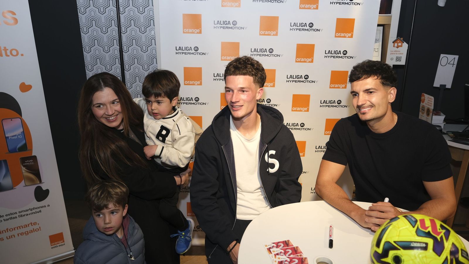 Búscate en las fotos de la firma de los jugadores de la U.D. Almería en la tienda Orange