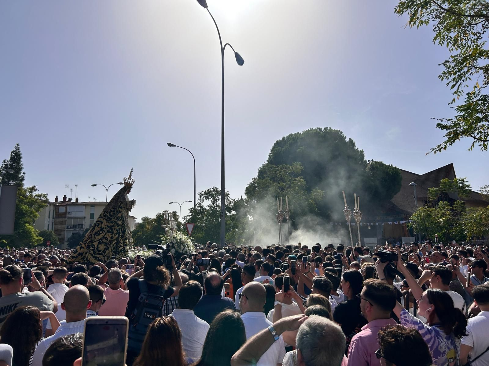 La Esperanza de Triana derrama emoción y Fe en las Tres Mil Viviendas