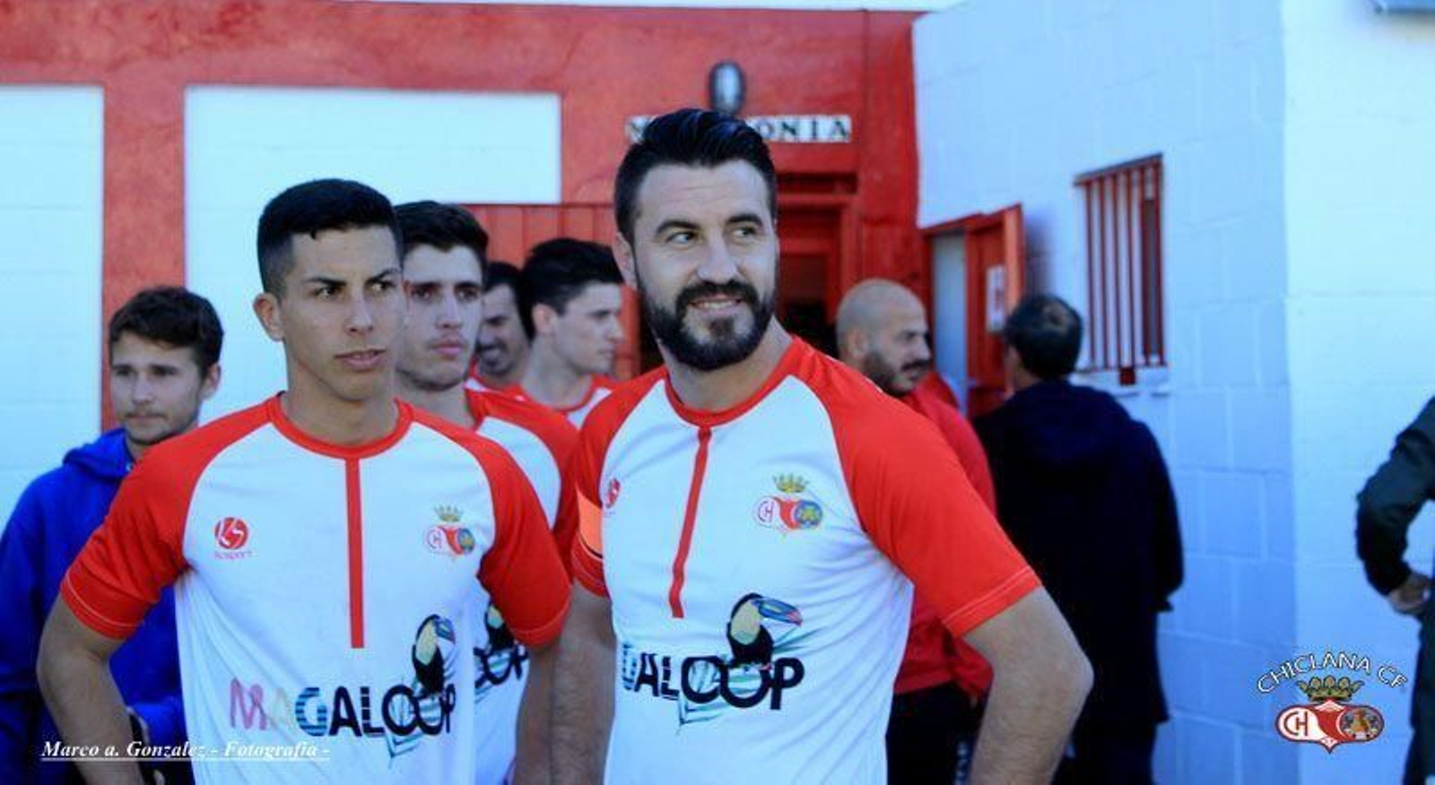 Mochilo, con barba, es uno de los jugadores involucrados en la campaña.