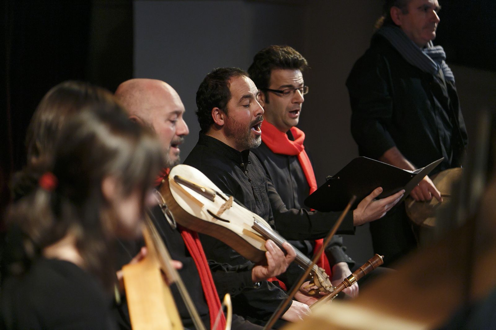 Espíritu festivo. En Artefactum aseguran tener como "gran objetivo" el de "comunicar" con el espectador. En las imágenes, dos momentos de una actuación del grupo sevillano.