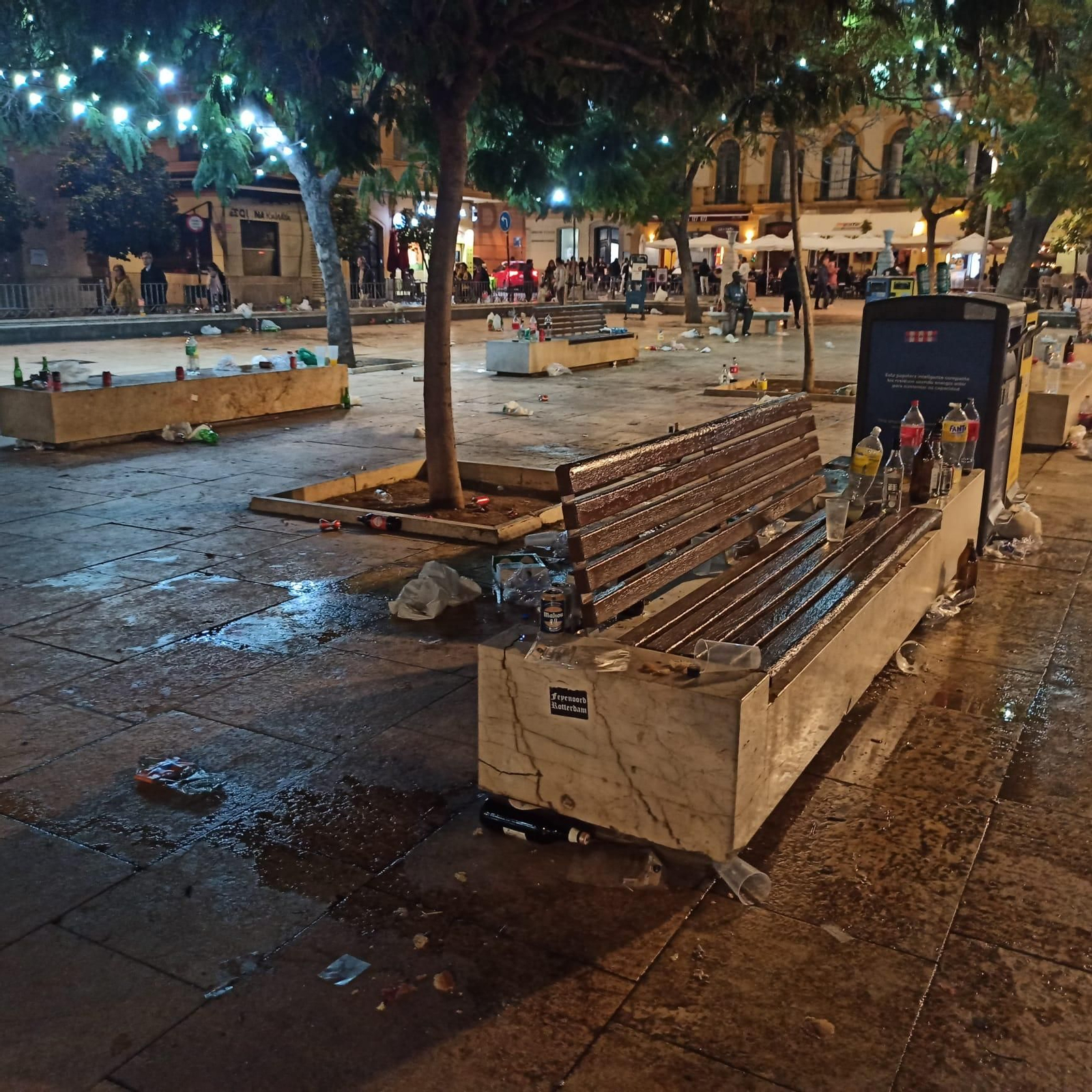 La plaza de la Merced de Málaga, con Picasso, llena de basura tras el paso de los ultras del Atlético