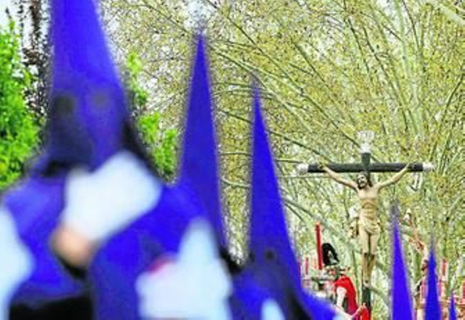 Una fila de nazarenos precede al paso del Cristo de la Agonía en su salida de este año. Una fila de nazarenos precede al paso del Cristo de la Agonía en su salida de este año.