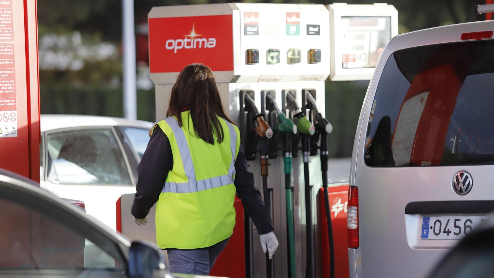 Imágenes de las gasolineras con el descuento de 20 céntimos del Gobierno en el combustible