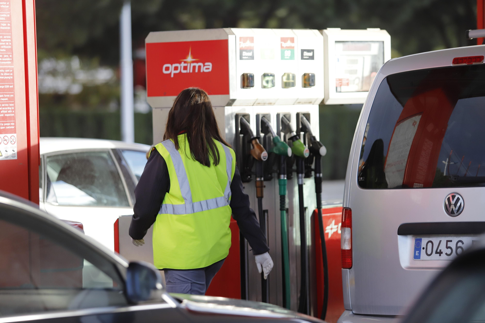 Imágenes de las gasolineras con el descuento de 20 céntimos del Gobierno en el combustible