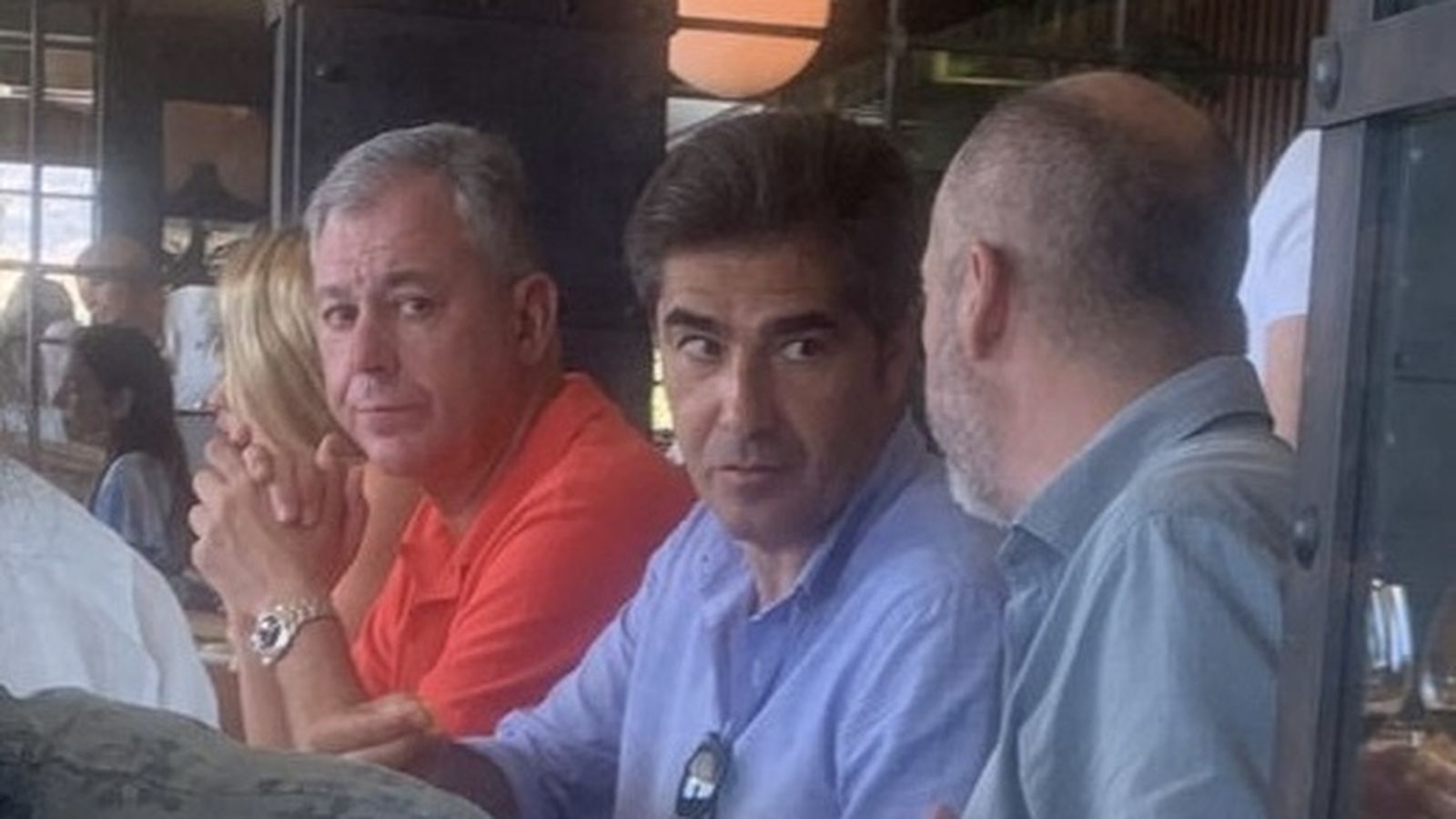 El alcalde, el presidente del Real Betis y el Gerente de Urbanismo mantuvieron a finales de julio un almuerzo en el restaurante Antonio, en Zahara de los Atunes.