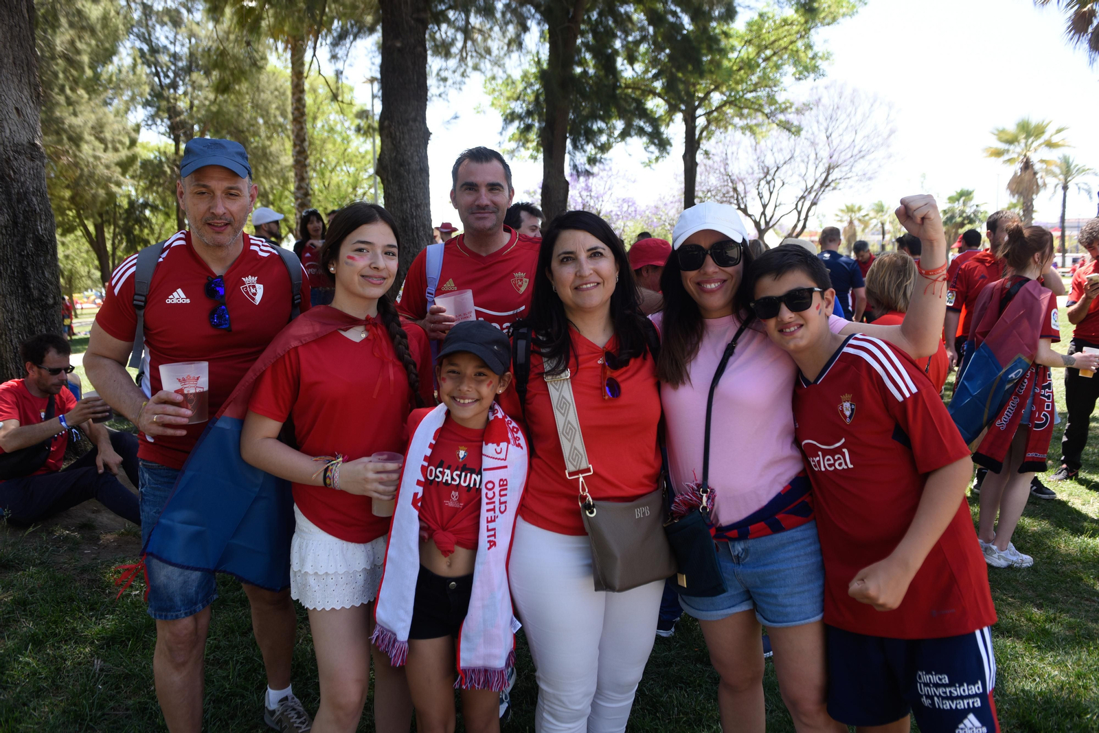 Búscate en la galería gráfica de las aficiones de Osasuna y Real Madrid en Sevilla