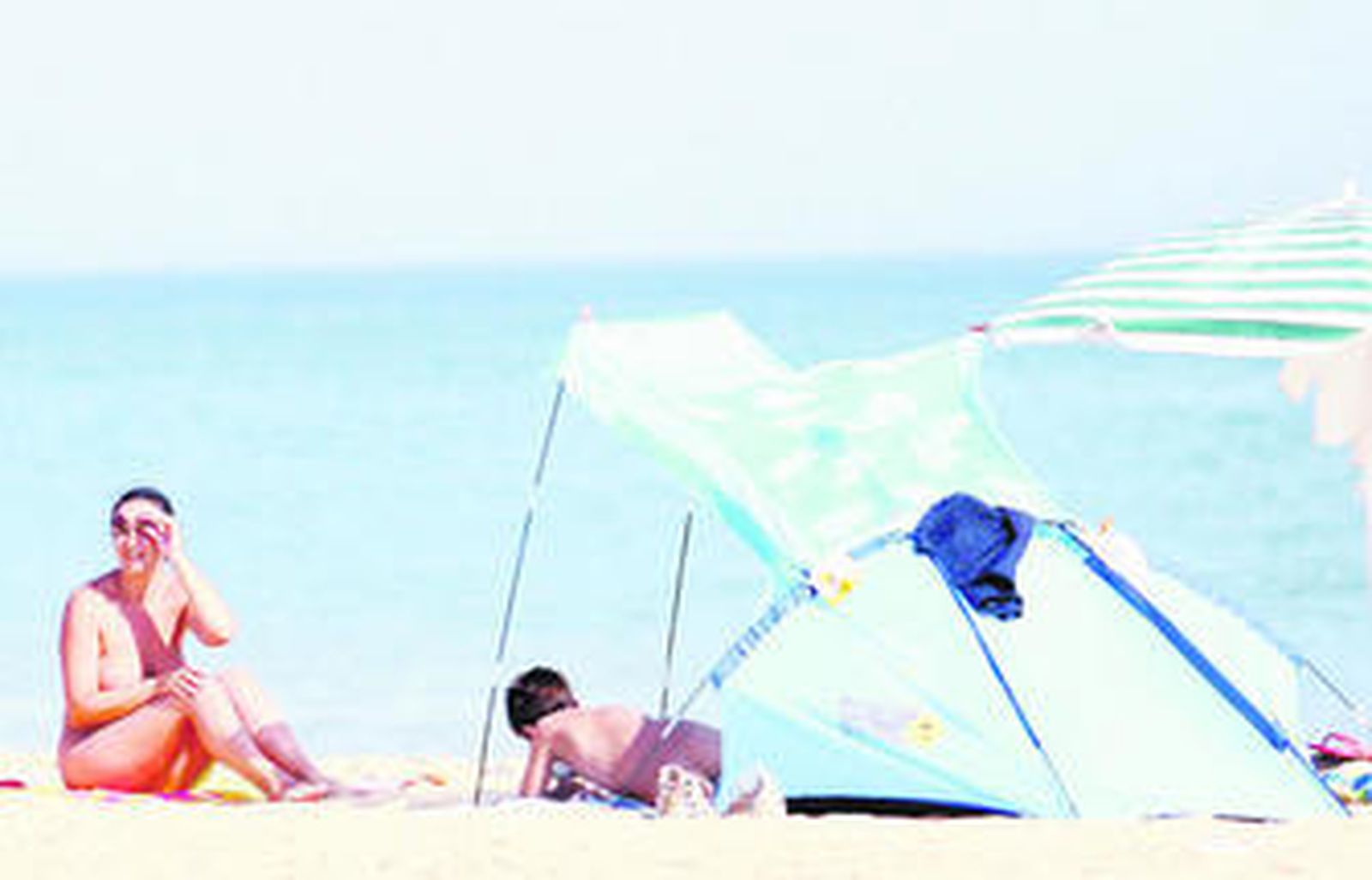 Una familia disfruta de las ventajas del naturismo.