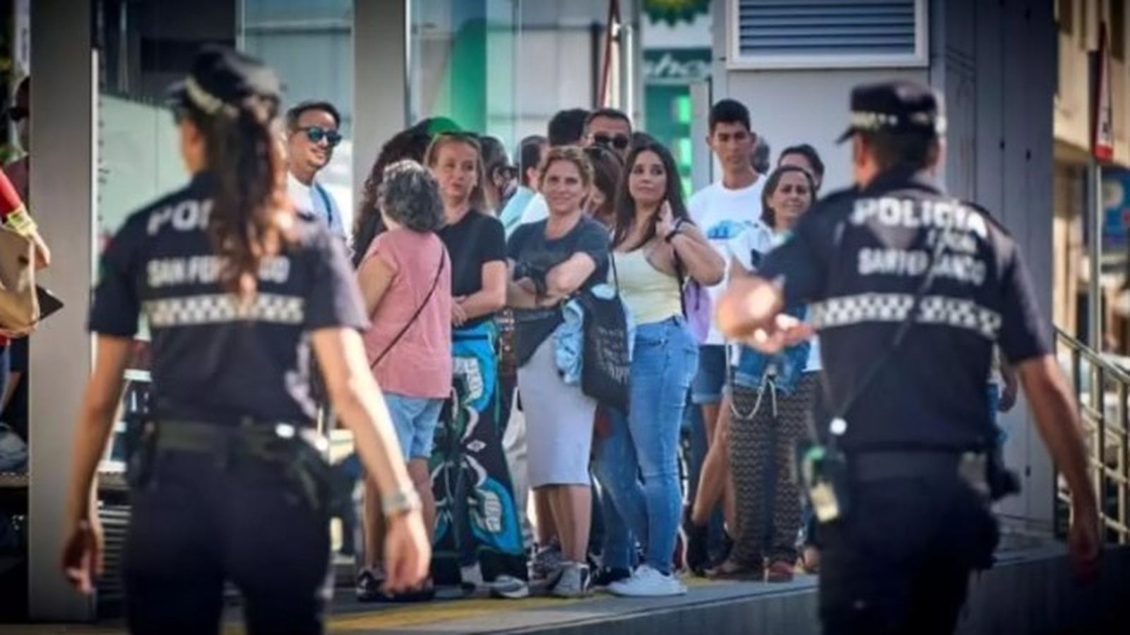 Agentes de la Policía Local, patrullando por San Fernando.