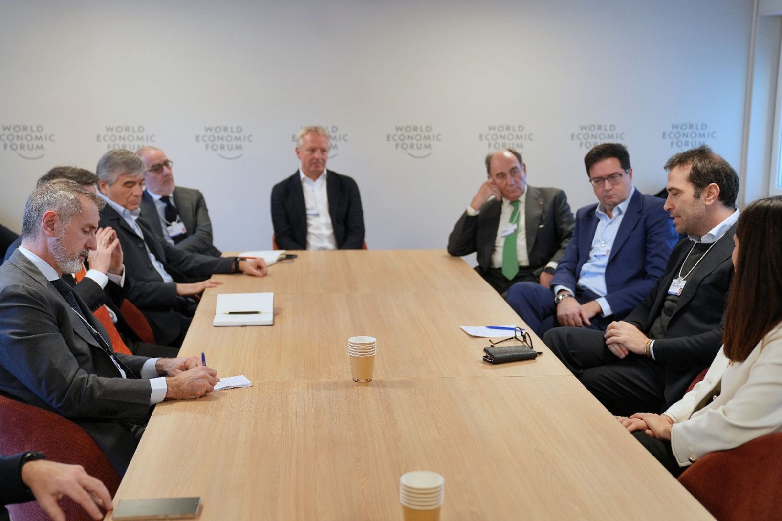 Los ministros Carlos Cuerpo y Óscar López reunidos con empresarios en Davos.