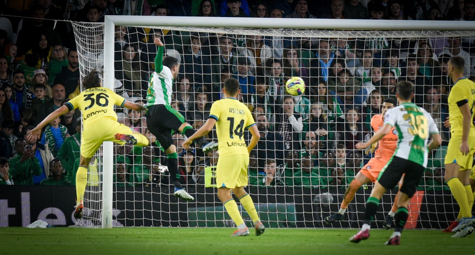 Juanmi, en el momento rematar a gol el centro de Joaquín.