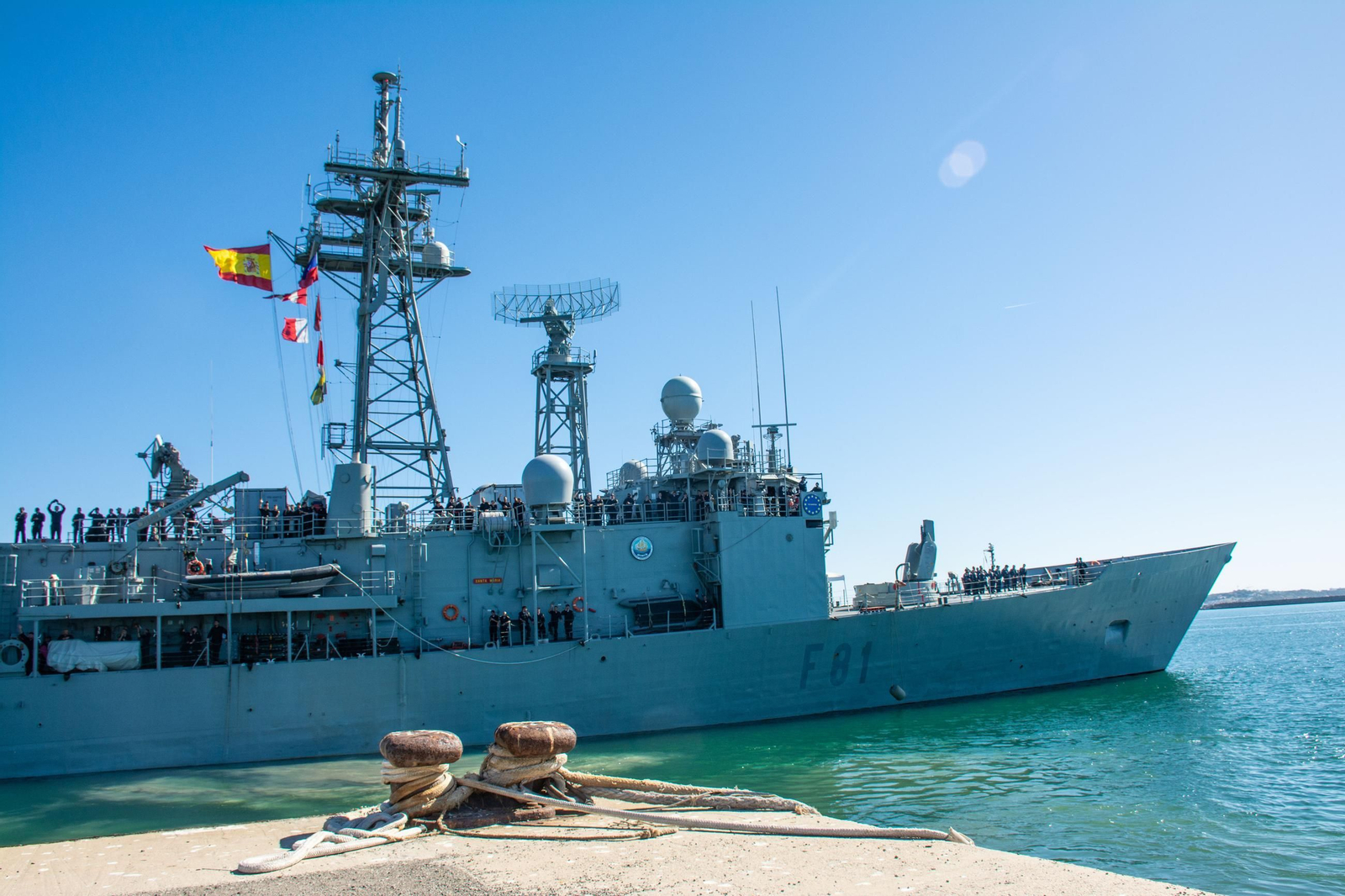 Las imágenes de la despedida de la fragata 'Santa María' de la Armada, rumo a la misión Atalanta