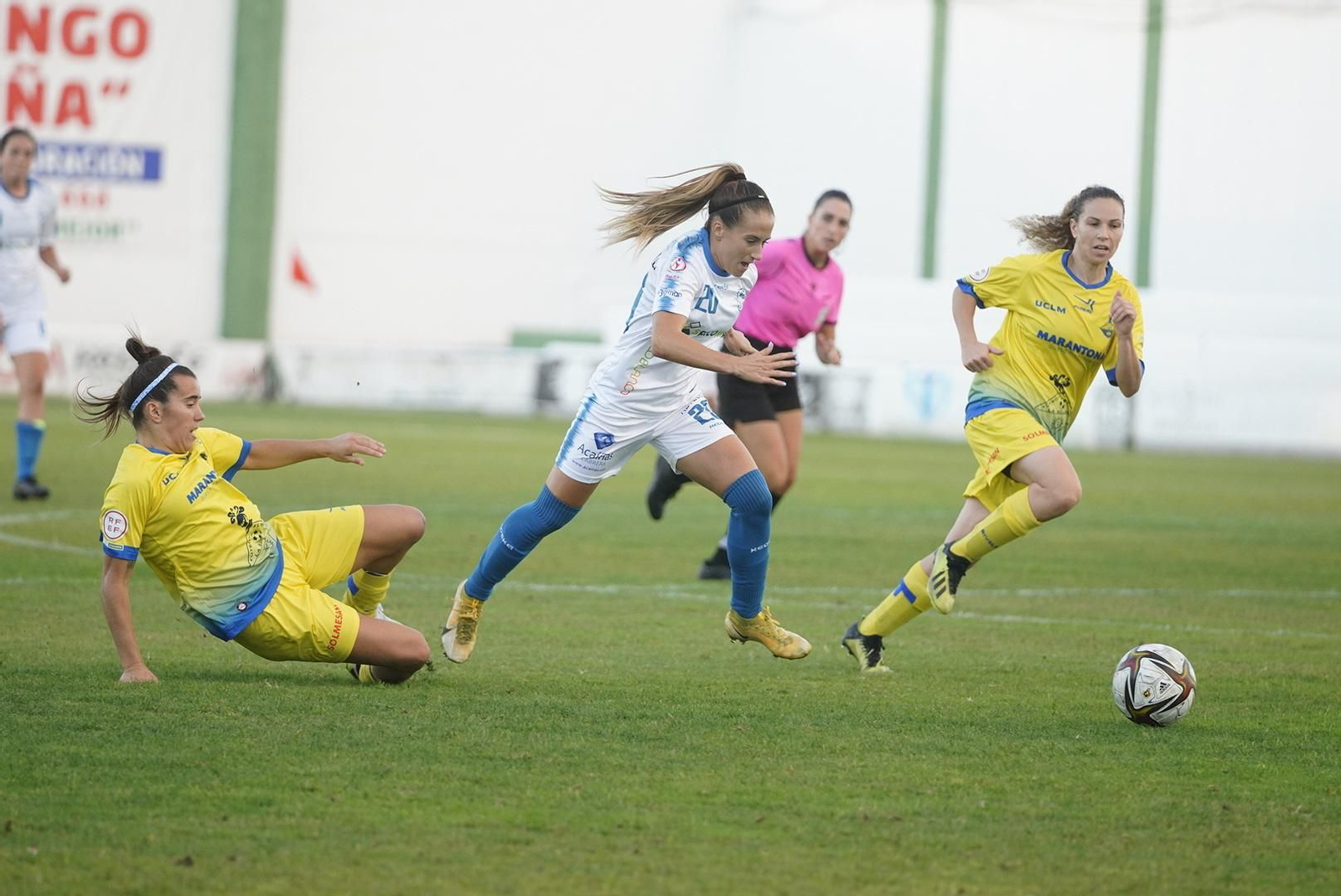 Natalia Montilla circula el balón ante la defensa de La Solana.