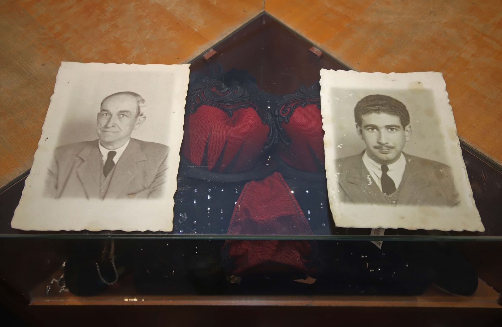 Otilio Ruiz Rodríguez, fundador del comercio a comienzos del siglo XX, junto a su hijo Manuel, continuador del negocio familiar y pieza clave en su consolidación.