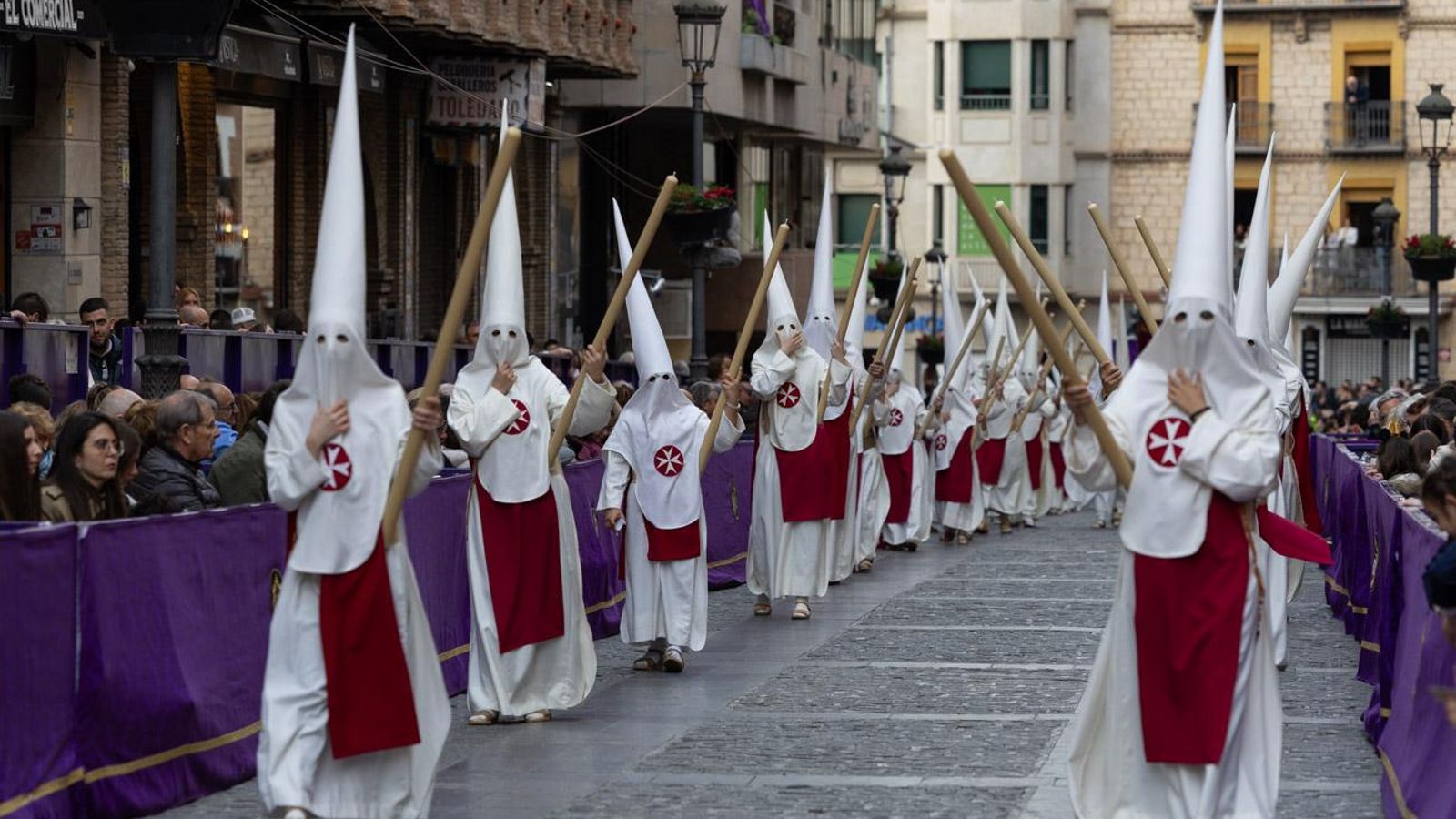 Los cofrades se rinden ante los grandes pasos de misterio del Lunes Santo