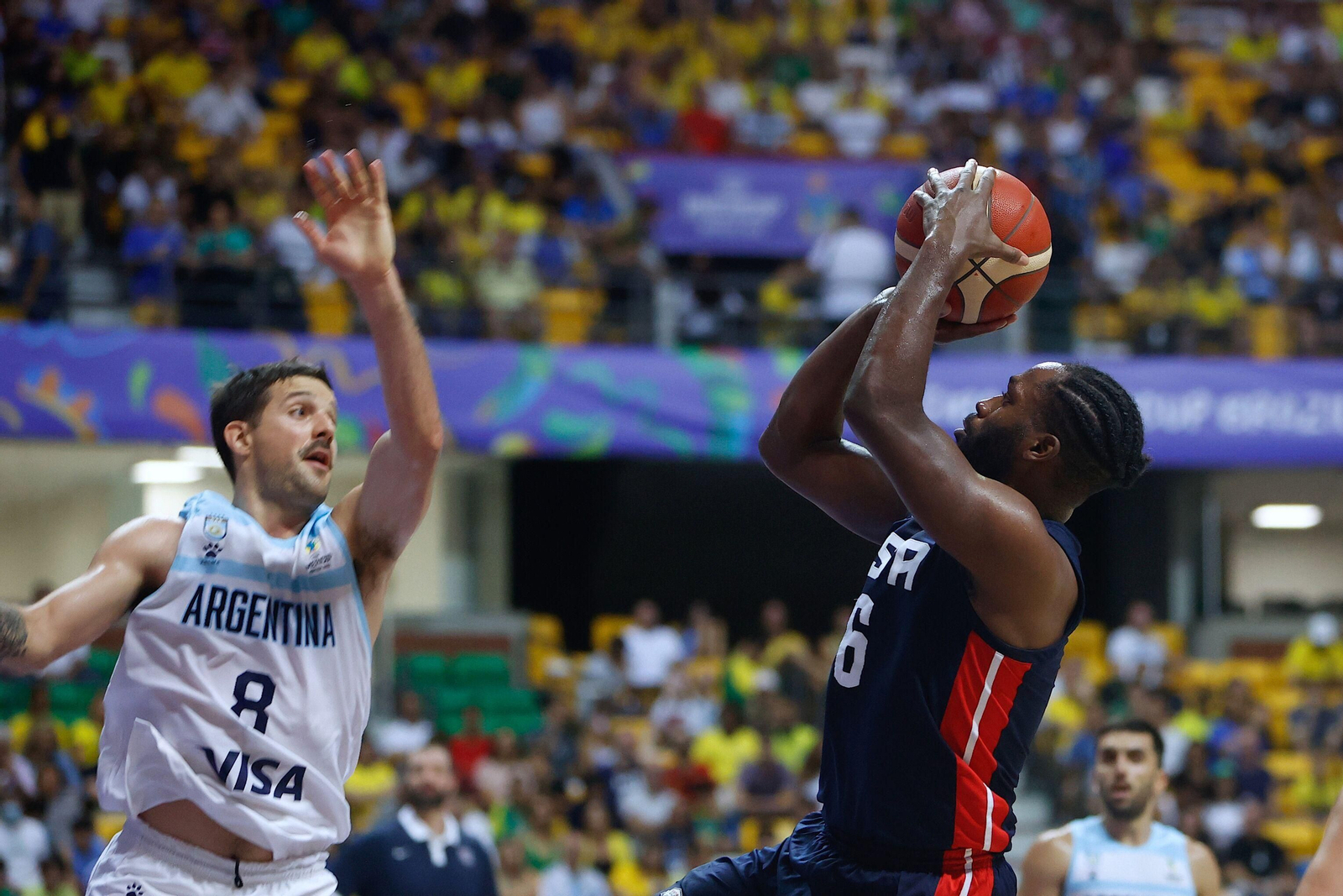 Jeremi Pargo, con la selección de Estados Unidos, ante el argentino Laprovittola.