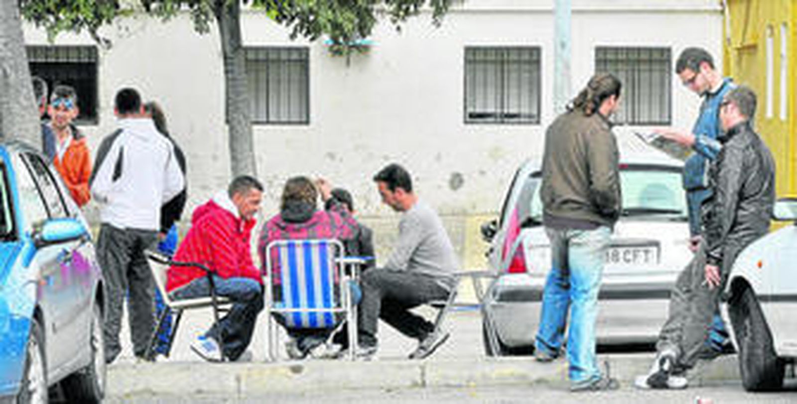 Un grupo de jóvenes pasa la mañana jugando a las cartas y charlando.