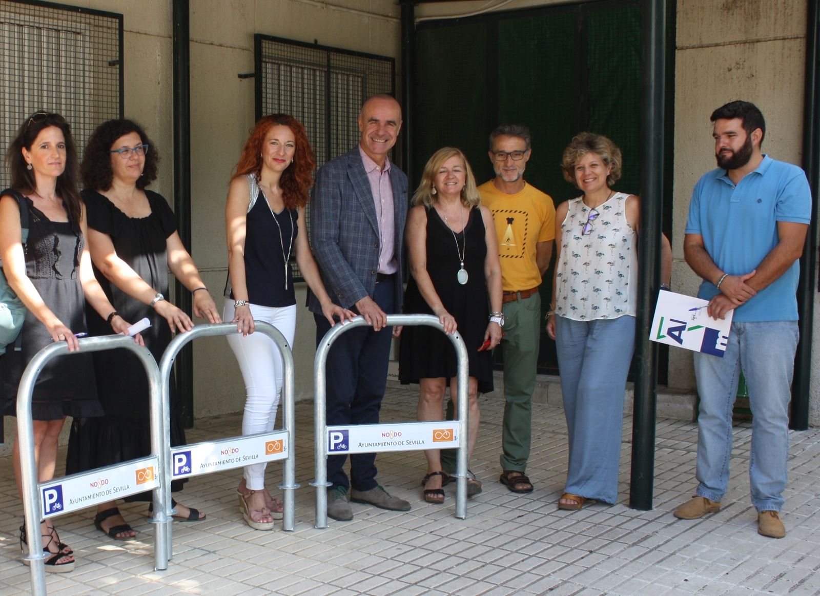 El IES Azahar es el primer centro educativo que ha recibido los bicicleteros. En la imagen, miembros del IES con los concejales Antonio Muñoz (Hábitat Urbano) y Clara Macías (Macarena).