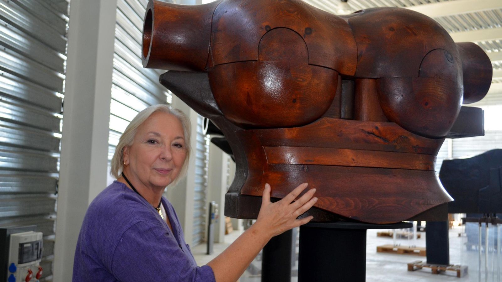 Cristina de Braganza, junto a una escultura de Miguel Berrocal en el Estudio-Taller del artista, conservado en Villanueva de Algaidas. Cristina de Braganza, junto a una escultura de Miguel Berrocal en el Estudio-Taller del artista, conservado en Villanueva de Algaidas.