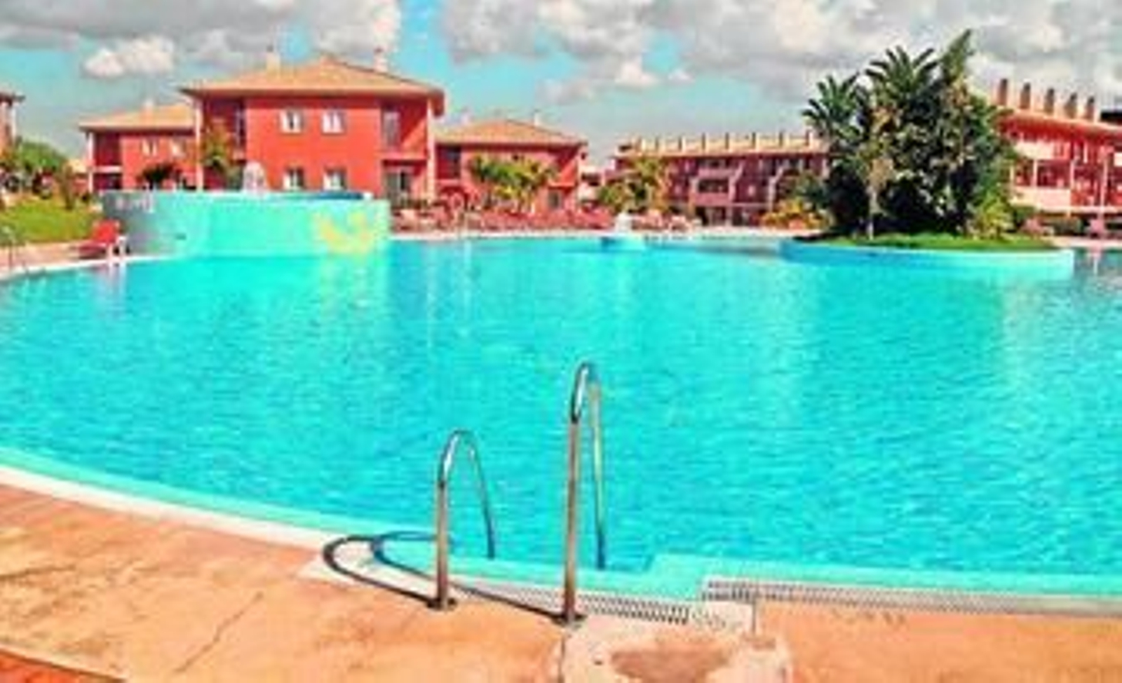 Piscina del apartahotel Tartessus, situado en la Loma de Sancti Petri.