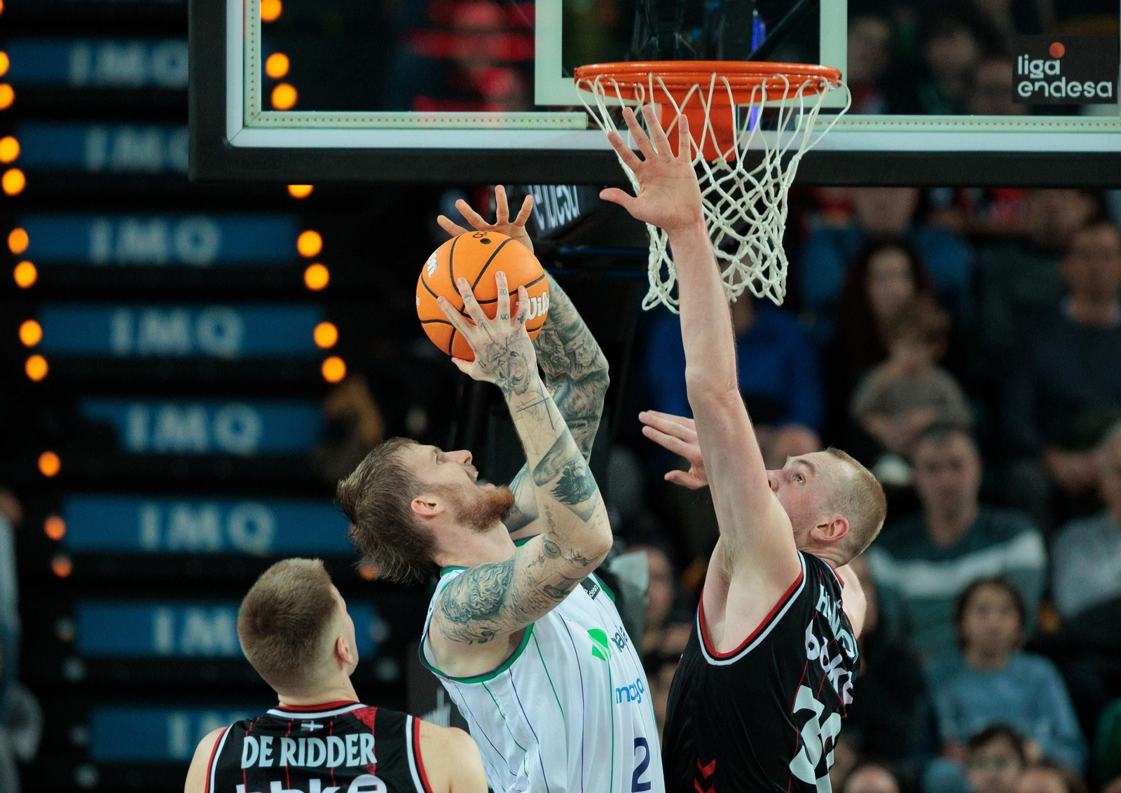 Balcerowski pelea por un rebote.